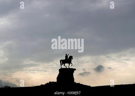 Vista generale del rame statua equestre raffigurante il re George III, in Windsor Great Park Foto Stock