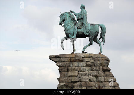 Vista generale del rame statua equestre raffigurante il re George III, in Windsor Great Park Foto Stock