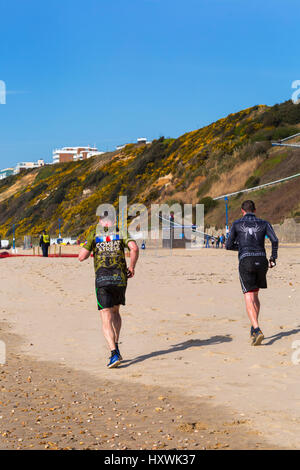 Gli uomini che partecipano nella tempesta di sabbia sfida a sostegno di combattere lo stress dei veterani della salute mentale della carità a Bournemouth in Marzo Foto Stock