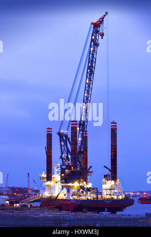 Il programma di installazione di mare A2SEA jack up rig turbina eolica installer Foto Stock