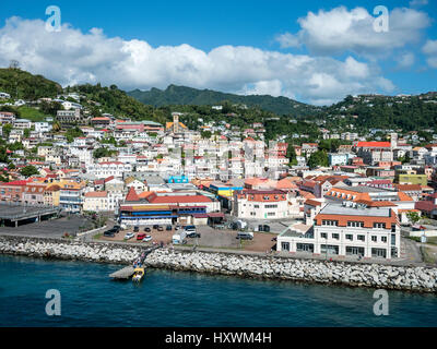 Vista di St. Georges capitale dell'isola caraibica di Grenada dal mare Foto Stock