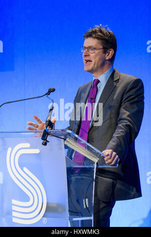 Greg Clark, Segretario di Stato per il Business, l'energia e la strategia industriale presso la Society of Motor Manufacturers and Traders (SMMT) Connected evento presso il QEII Conference Center di Westminster, Londra. Foto Stock