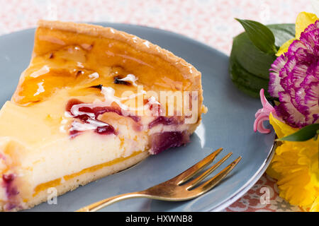 Crema vaniglia Tart fetta di torta con pesca, ananas e ciliegia Foto Stock