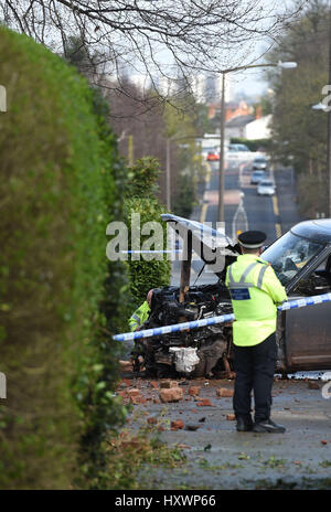 Ispezionare la polizia di un Land Rover rubato dalla scena vicino a dove un 13-anno-vecchio ragazzo e sua madre è morta dopo essere stata accoltellata in casa loro a Greyhound Lane, Stourbridge. Foto Stock