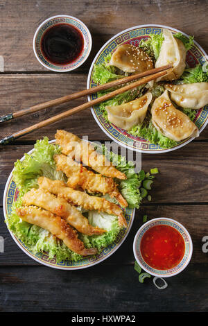 Fritto in tempura di gamberetti con salse Foto Stock