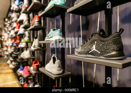 Un assortimento di Air Jordan scarpe da basket in vendita in NBA store in Manhattan. Foto Stock