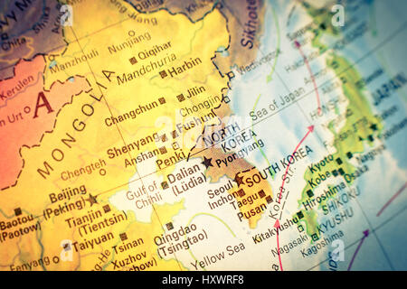 Mappa di Corea del Nord e Corea del Sud. close-up macro immagine. Messa a fuoco selettiva ,editing Vintage Foto Stock