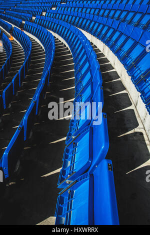 Sedili blu nell'Estadio allo stadio Santiago Bernabeu di Madrid in Spagna. Questo tutti i posti allo stadio di calcio è di proprietà di Real Madrid C.F. e ha una capacità Foto Stock