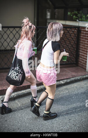 Ragazze giapponesi con capelli rosa nel quartiere Shibuya di Tokyo. Shibuya è famosa per uno dei centri della moda del Giappone per i giovani e come majo Foto Stock