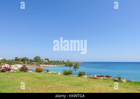 Vista Mare con immacolata acqua e cielo blu, Protaras, isola di Cipro Foto Stock