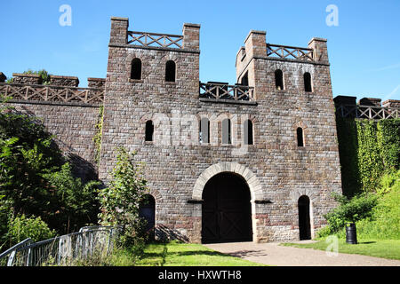 Cardiff, Galles, NEL REGNO UNITO , 31 Agosto 2016 : la porta nord del castello di Cardiff in Castle Street è un dodicesimo secolo rovina Foto Stock