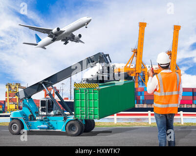 Lavoratore Dock parlando con la radio per controllare il caricamento di container in un porto industriale con la gru solleva il contenitore e aereo cargo battenti abo Foto Stock