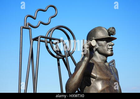 Cardiff Wales, Regno Unito, 14 Settembre 2016 : Dal Pit alla porta scultura di Giovanni Clinch che si affaccia sul bacino Roath nella Baia di Cardiff Foto Stock