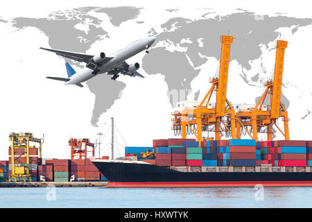 Contenitore merci nave con gru di lavoro ponte di carico in cantiere per la logistica Import export sfondo Foto Stock