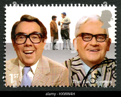 Regno Unito - circa 2015: un usato francobollo DAL REGNO UNITO, raffigurante un ritratto del leggendario British comediy doppio atto due Ronnies, circa 201 Foto Stock