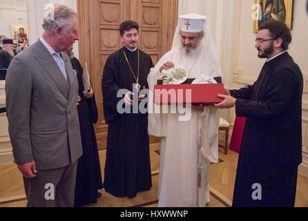 Il Principe di Galles offre un set di piastre per il patriarca Daniel, capo della Chiesa Ortodossa Romena, durante il loro incontro presso il suo palazzo a Bucarest, Romania, nel secondo giorno della sua nove giorni di tour europeo. Foto Stock