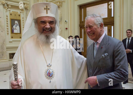 Il Principe di Galles incontro il Patriarca Daniel, capo della Chiesa Ortodossa Romena, al suo palazzo di Bucarest, Romania, nel secondo giorno della sua nove giorni di tour europeo. Foto Stock