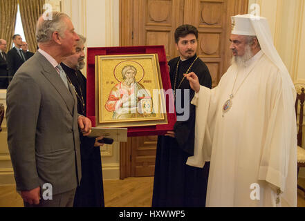 Il Principe di Galles è presentato con una icona religiosa dal Patriarca Daniel, capo della Chiesa Ortodossa Romena, durante il loro incontro presso il suo palazzo a Bucarest, Romania, nel secondo giorno della sua nove giorni di tour europeo. Foto Stock