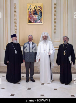 Il Principe di Galles incontro il Patriarca Daniel, capo della Chiesa Ortodossa Romena, al suo palazzo di Bucarest, Romania, nel secondo giorno della sua nove giorni di tour europeo. Foto Stock