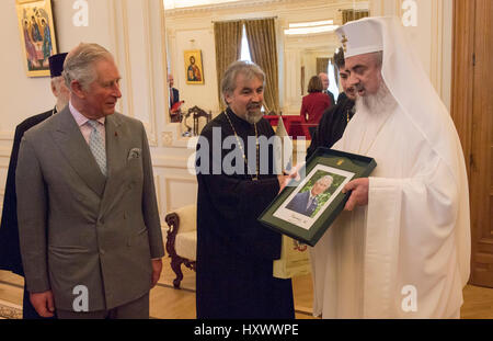 Il Principe di Galles offre un ritratto firmato al Patriarca Daniel, capo della Chiesa Ortodossa Romena, durante il loro incontro presso il suo palazzo a Bucarest, Romania, nel secondo giorno della sua nove giorni di tour europeo. Foto Stock