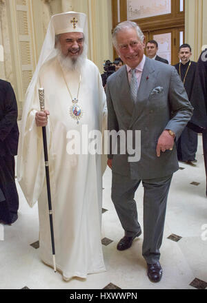 Il Principe di Galles incontro il Patriarca Daniel, capo della Chiesa Ortodossa Romena, al suo palazzo di Bucarest, Romania, nel secondo giorno della sua nove giorni di tour europeo. Foto Stock