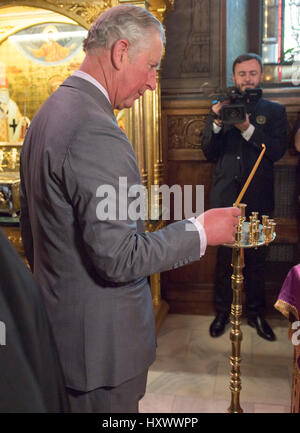 Il Principe di Galles accende una candela prima del suo incontro con il Patriarca Daniel, capo della Chiesa Ortodossa Romena, al suo palazzo di Bucarest, Romania, nel secondo giorno della sua nove giorni di tour europeo. Foto Stock