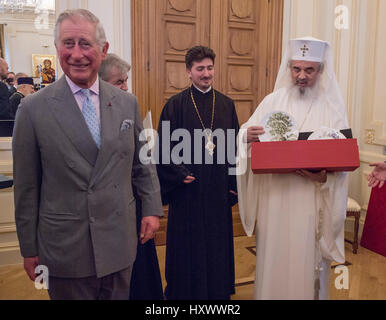 Il Principe di Galles offre un set di piastre per il patriarca Daniel, capo della Chiesa Ortodossa Romena, durante il loro incontro presso il suo palazzo a Bucarest, Romania, nel secondo giorno della sua nove giorni di tour europeo. Foto Stock