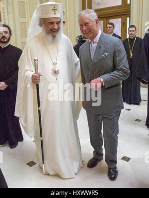 Il Principe di Galles incontro il Patriarca Daniel, capo della Chiesa Ortodossa Romena, al suo palazzo di Bucarest, Romania, nel secondo giorno della sua nove giorni di tour europeo. Foto Stock