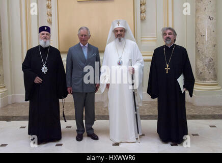 Il Principe di Galles incontro il Patriarca Daniel, capo della Chiesa Ortodossa Romena, al suo palazzo di Bucarest, Romania, nel secondo giorno della sua nove giorni di tour europeo. Foto Stock