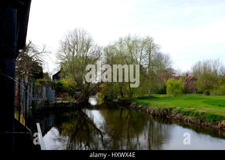 Fiume stour nella piccola cittadina di fordwich nel Kent orientale città di Canterbury uk marzo 2017 Foto Stock