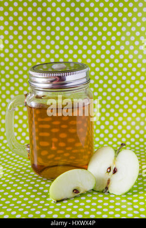 Gli studi mostrano se si consumano 240ml di succo di mela ogni giorno avrete un incremento del 35% nello sviluppo di calcoli renali. Foto Stock