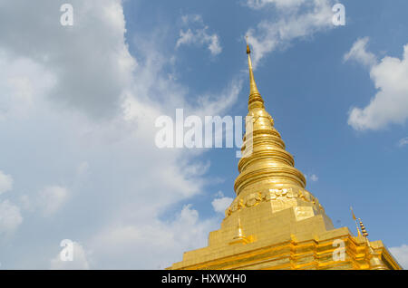 La pagoda dorata e cielo blu in Phra That Chae Haeng tempio, nan provincia della Thailandia Foto Stock