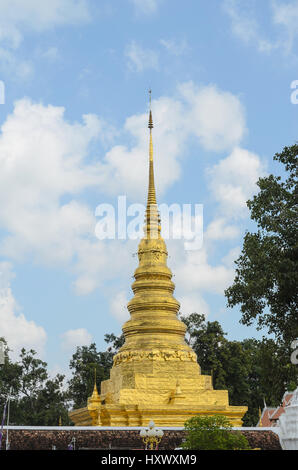 La pagoda dorata e cielo blu in Phra That Chae Haeng tempio, nan provincia della Thailandia Foto Stock