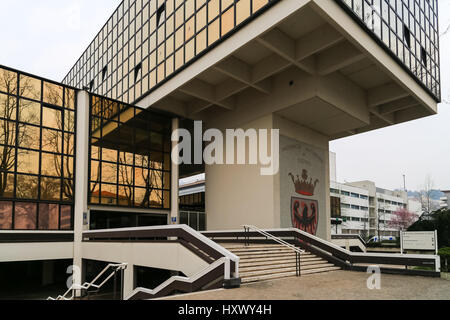 Trento, Italia - 21 Marzo 2017: Modernista edificio amministrativo della provincia autonoma di Trento con lo stemma della provincia e un vetro fac Foto Stock