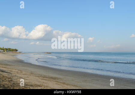 La spiaggia di kuta beach a Bali Indonesia Foto Stock