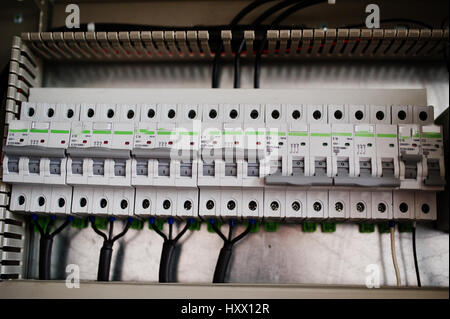 Il pannello elettrico, contatore di energia elettrica e gli interruttori di circuito. Elettrico del convertitore di frequenza, motore regolatore di velocità, stazione di rettifica. Foto Stock