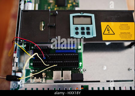 Il pannello elettrico, contatore di energia elettrica e gli interruttori di circuito. Elettrico del convertitore di frequenza, motore regolatore di velocità, stazione di rettifica. Foto Stock
