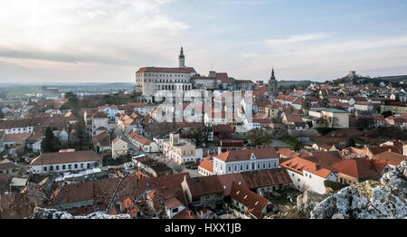 Panorama della storica città di Mikulov con castello e le rovine di kozi hradek castello da olivetska hora collina nella parte meridionale della pavlovske vrchy moun Foto Stock