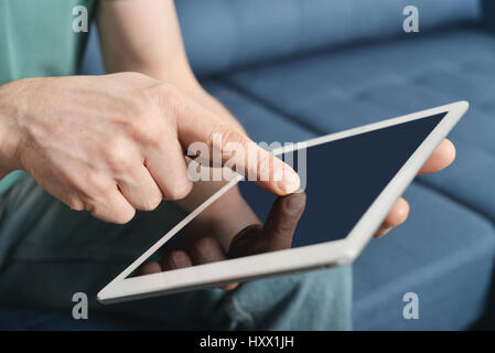 Uomo con tavoletta digitale in mani, primo piano Foto Stock