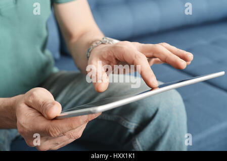 Uomo con tavoletta digitale in mani, primo piano Foto Stock