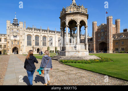 Il Trinity College di Cambridge - persone che camminano nella grande corte, Trinity College, Università di Cambridge, Cambridge Regno Unito Foto Stock