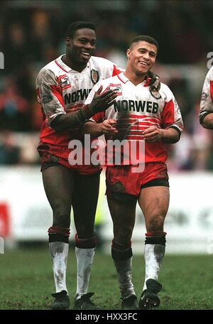 MARTIN OFFIAH JASON ROBINSON CELEBRARE WIGAN FESTEGGIARE WIGAN SEMI DELLA VITTORIA 15 Gennaio 1995 Foto Stock