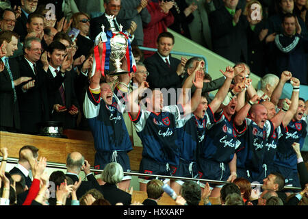 SHEFFIELD EAGLES celebrare la seta tagliati CHALLENGE CUP VINCITORI 05 Maggio 1998 Foto Stock