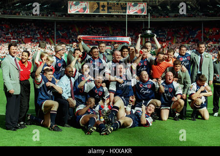 SHEFFIELD EAGLES celebrare la seta tagliati CHALLENGE CUP VINCITORI 05 Maggio 1998 Foto Stock