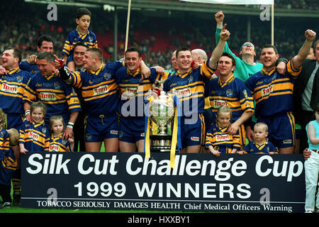 LEEDS RINOCERONTI CELEBRARE WIN seta tagliati CHALLENGE CUP VINCITORI 01 Maggio 1999 Foto Stock