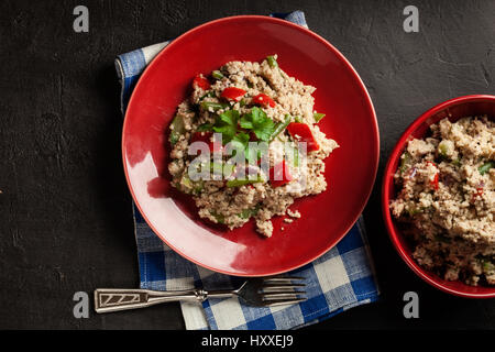 Il cous cous insalata con tonno, il peperone, il cetriolo, la cipolla rossa e fagioli verdi su una piastra Foto Stock