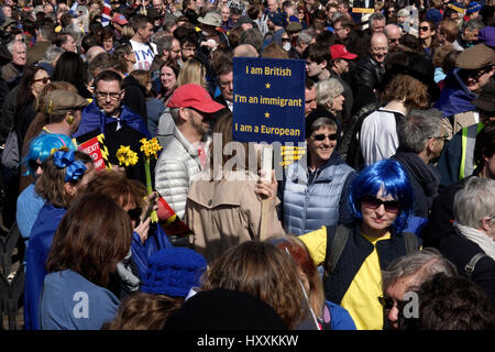 Londra, Regno Unito. 25 Mar, 2017. Unite per l'Europa marzo a Londra. Migliaia marzo dal parco verde a Piazza del Parlamento di opporsi Brexit Foto Stock