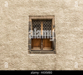 Dettaglio della finestra otteggiata agli inizi del XVII secolo della Lamb's House, una vecchia casa mercantile, a Leith, Edimburgo, Scozia, Regno Unito Foto Stock