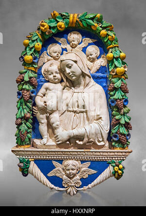 Terracotta smaltata pannello di rilievo della Vergine con il Bambino e i cherubini, Andrea della Robbia, Firenze circa 1435-1525. Inv campana 32, il Louvre M Foto Stock