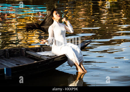 Bella donna vietnamita su una barca a remi in Hoi An,Vietnam Foto Stock